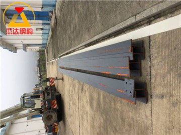 天溝邊放置H鋼作為拱形屋頂支座